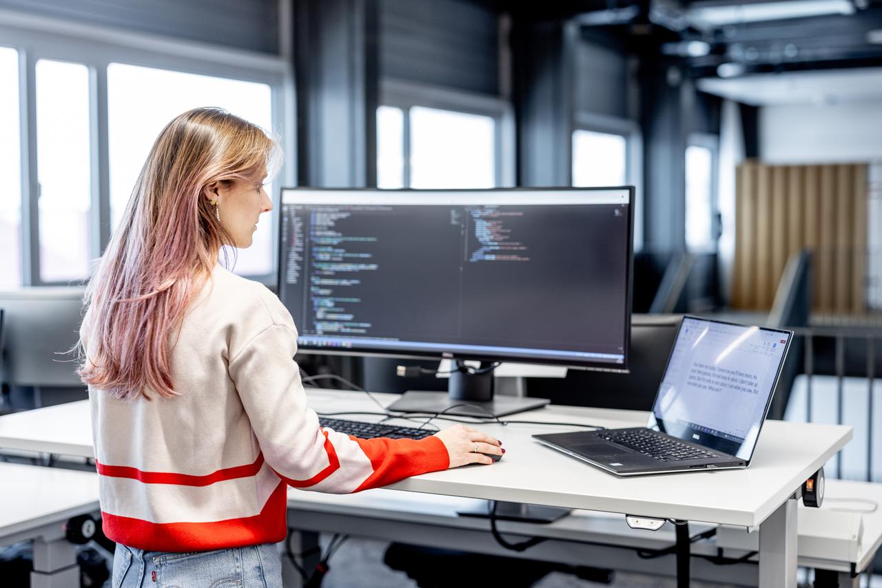 Woman front-end engineer at work at Zühlke 