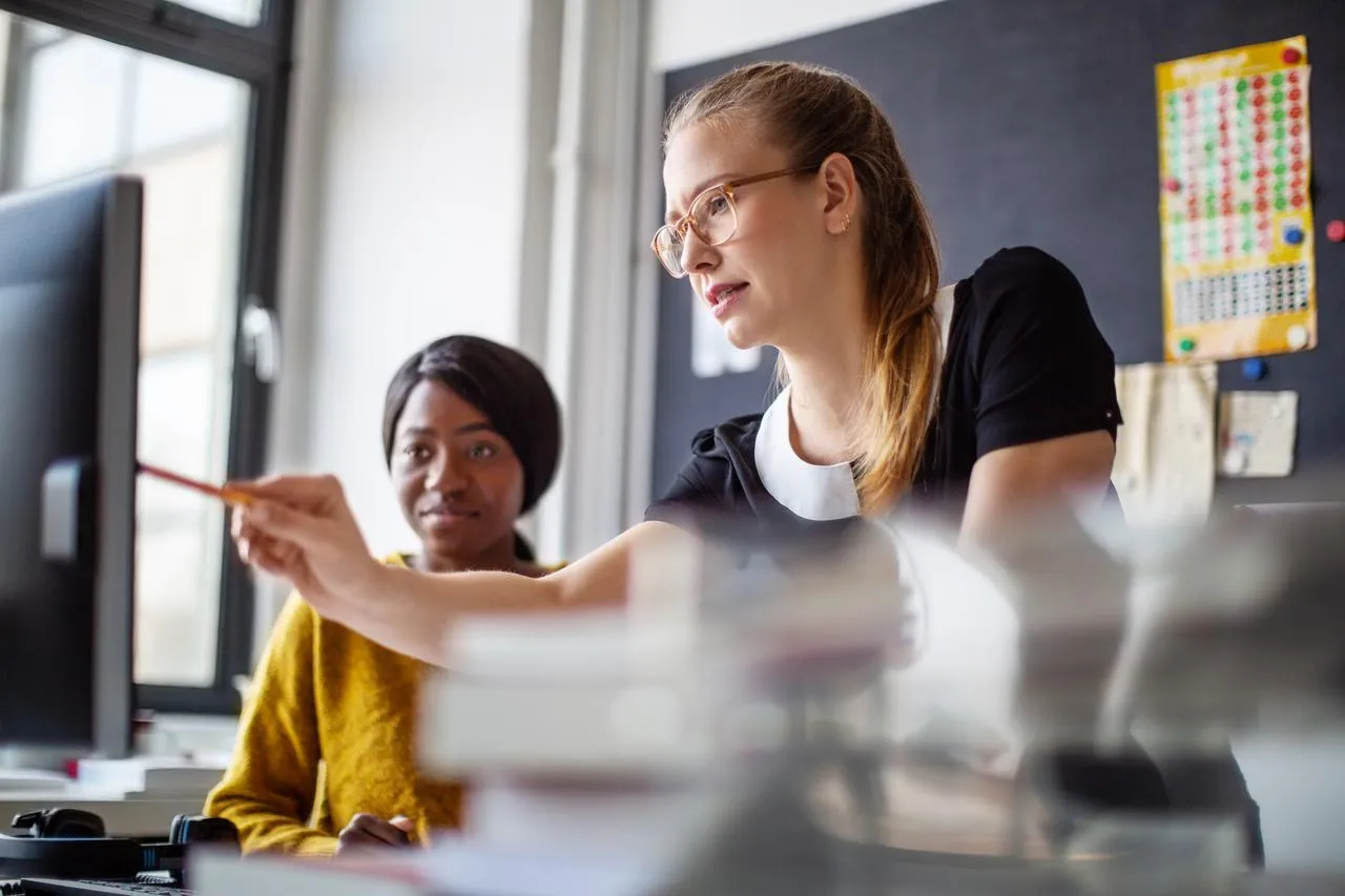 Women in office working together