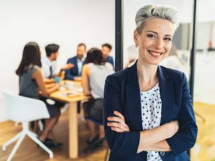 Frau mit for Meetingroom mit gewinnendem Lachen