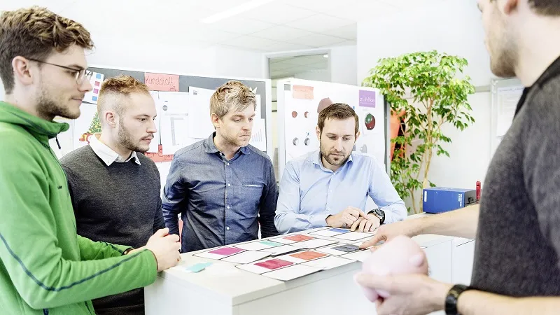 5 people discussing sustainability at a workshop